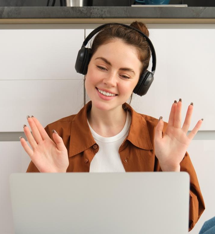 Estudiante preparando oposiciones con tutor IA Tutoropo en su ordenador